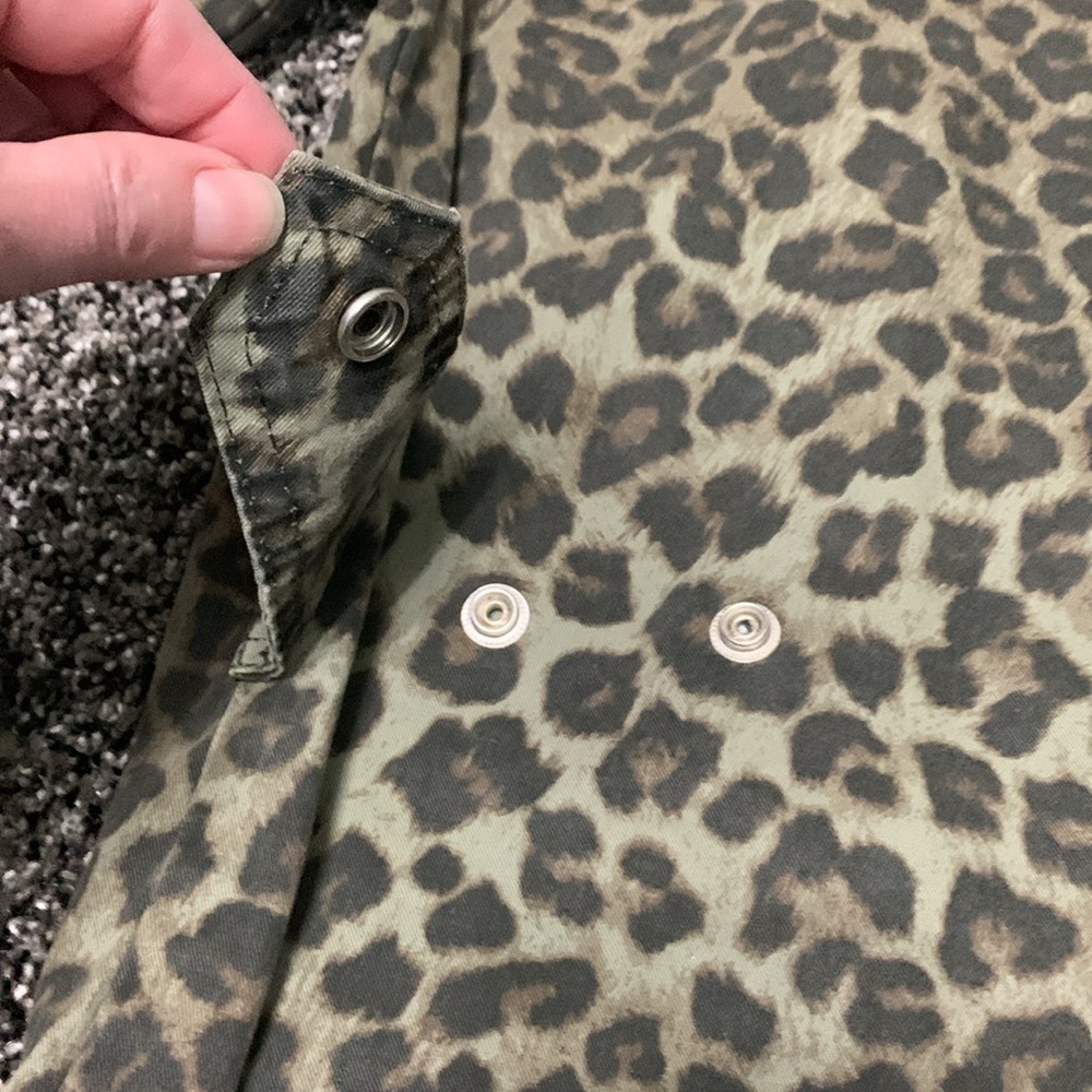 Good American Sage Leopard Denim Jacket - Picture 9 of 11